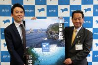 市長に受賞報告をする村上さん