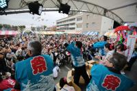 開会セレモニー後のお菓子まきには、多くの来場者が参加