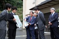 大西市長からまちづくり計画の説明を受ける田中副大臣