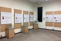 著名人14人が金子みすゞに寄せたメッセージパネルを展示