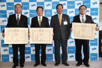 （左から）神谷信好さん、末永信治さん、大西市長、南野勇治さん