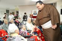 下関市豊浦町出身の大相撲力士、豊響関が恵光苑を訪問