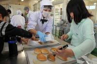 焼きあがったピロシキを紙袋に包む