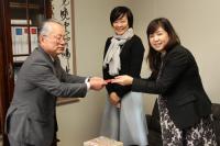 NPO法人ふるさと山口経営者フォーラムの杉山敏美さんから川崎施設長に寄付金が手渡される
