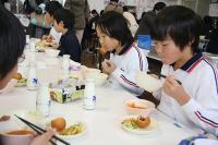 給食を食べる児童たち