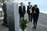 日露兵士の墓碑を参拝する安倍昭恵内閣総理大臣夫人