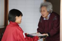 1軒ずつ訪問して弁当を手渡す