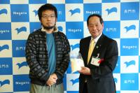 向津具半島で米の自然栽培に取り組む「くら里木」の松本道明さん（左）