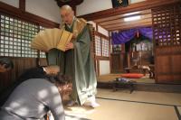大寧寺の岩田住職からお祓いを受ける参加者
