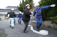 消防団や自主防災組織に加入する地区住民が消火活動に向かう