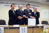 市が連携して山陰道の全線開通を目指していくことを確認した決議の調印
