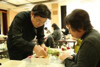 山口県では初となる、神保豊先生（左）のフラワーアレンジメントのレッスン