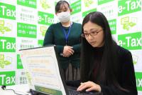 FMラジオパーソナリティでながと観光アテンダントの会田玲奈さんが実際に申告書作成を体験