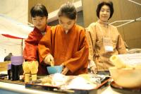 和菓子屋さんで抹茶を立てる