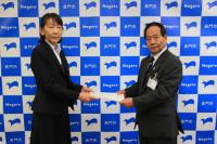 長門市男女共同参画審議会の松尾会長から大西市長へ答申書を手渡される