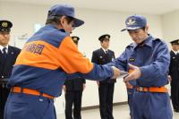 2部隊に目録が手渡される