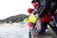 通小学校の児童・通保育園の園児を含む約20人がアカアマダイを放流