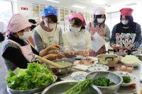 春から新生活を始める高校3年生が実習を通して調理のコツを学ぶ