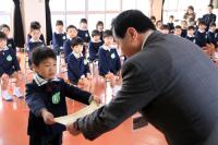 井上忠長門郵便局長から表彰状を授与される青村さん