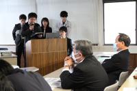 大西市長・磯部副市長の前で研修の成果を報告
