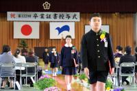 拍手に送られて会場を後にする卒業生