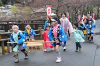 温泉街を練り歩く湯本区子ども会の「子どもみこし」