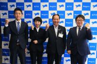 新たに着任した3人の協力隊（左から一ノ枝さん、岡さん、大西市長、村尾さん）