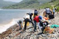 油谷大浦海岸でごみを拾う参加者