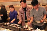 自分で刺した串を焼く参加者