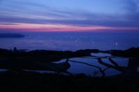 東後畑の棚田では、夕日が沈む日本海に浮かぶ、無数の漁火を見ることができる