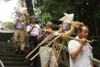 飯山八幡宮を出発する一行