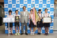 （左から）向陽小学校の砂川さん、森田さん、松谷さん、入野さん、金子さん