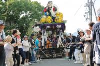 力を合わせて、2本のロープで山車を引く