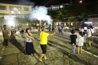 輪になって盆踊りを楽しむ来場者
