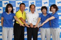 （左から）中原浩代さん、角野浩基さん、大西市長、中村千津子さん、新町昌代さん