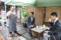 「COFFEE&ROASTER YAMA」を起業した小坂さんから話を聞く両知事