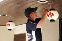 音信川と温泉をイメージした提灯を軒先に取り付ける