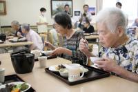 昔を懐かしみながら、鯨肉の竜田揚げとステーキを味わう
