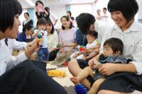 大津緑洋高校の2年生が乳幼児とふれあう