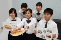 （後列左から）永冨さん、豊岡さん（前列左から）山見さん、小谷さん、林さんの5人が発表会に出席