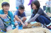 大人と子どもが力を合わせてモニュメントを制作