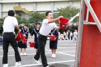 日置中学校の生徒が、的を狙ってバケツで水をかける