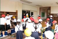 中学生が小学生を安全に誘導