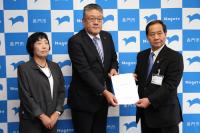 長門市行政改革懇話会の中原会長（中央）と小林副会長（左）が、大西市長に提言書を手渡す
