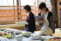 二次審査に進んだ20作品を審査員が試食
