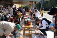 人気の古本市には朝から多くの人が行列を成して買い求めた