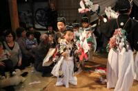 380年以上続く伝統の神楽舞を、子どもたちも一生懸命に舞う