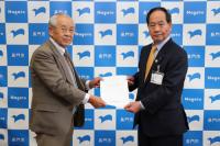 答申書を手渡す長門市特別職報酬等審議会の藤野忠次郎会長（左）