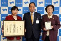 平成29年度栄養関係者功労（食生活改善事業功労者）を受賞した上野さん（写真右）