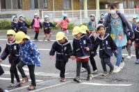 手をつないで避難する三隅保育園の園児